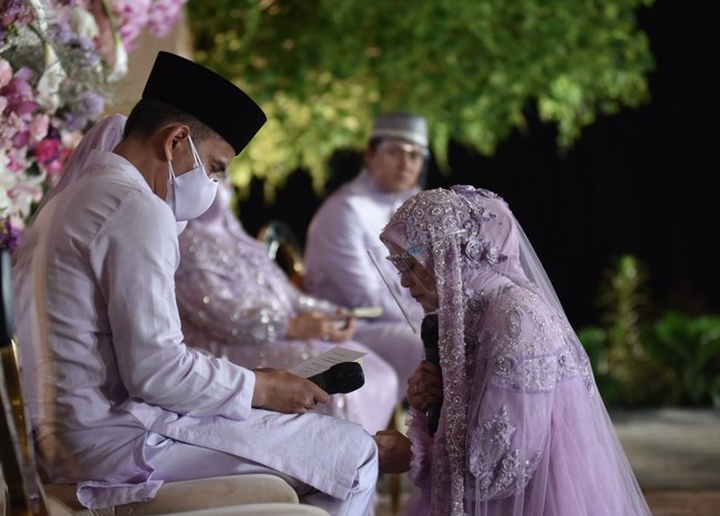 Mengingat pandemi yang masih berlangsung hingga saat ini, protokol kesehatan ketat pun tampak diterapkan. Setelah pengajian, Lesti dan Rizki Billar akan menggelar acara adat Balacuik Malapeh Bujang dan Malam Bainai. Foto: Instagram/@antv_official