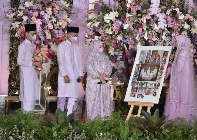 Rizky Billar dan Lesti Kejora baru saja melangsungkan pengajian prapernikahan pada Sabtu (14 Agustus 2021). Momen pengajian itu ditayangkan langsung oleh salah satu stasiun televisi swasta. Terlihat momen pengajian tersebut hanya dihadiri oleh keluarga dan kerabat dekat. Foto: Instagram/@antv_official