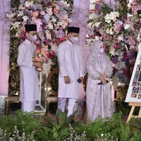 Rizky Billar dan Lesti Kejora baru saja melangsungkan pengajian prapernikahan pada Sabtu (14 Agustus 2021). Momen pengajian itu ditayangkan langsung oleh salah satu stasiun televisi swasta. Terlihat momen pengajian tersebut hanya dihadiri oleh keluarga dan kerabat dekat. Foto: Instagram/@antv_official