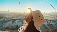 Di Turki, menyebarkan konten asusila bisa dijatuhi hukuman penjara. Di Instagram, Taskin memang kerap berbagi keseruan liburannya, terutama di dalam Turki sendiri, seperti naik balon udara di Cappadocia. (Instagram/Merve Taskin)