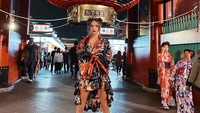 Untuk benua Asia, Taskin pernah liburan ke Jepang. Di Jepang, Taskin berfoto seksi dengan kimono di depan Kuil Sensoji, Asakusa. (Instagram/Merve Taskin)