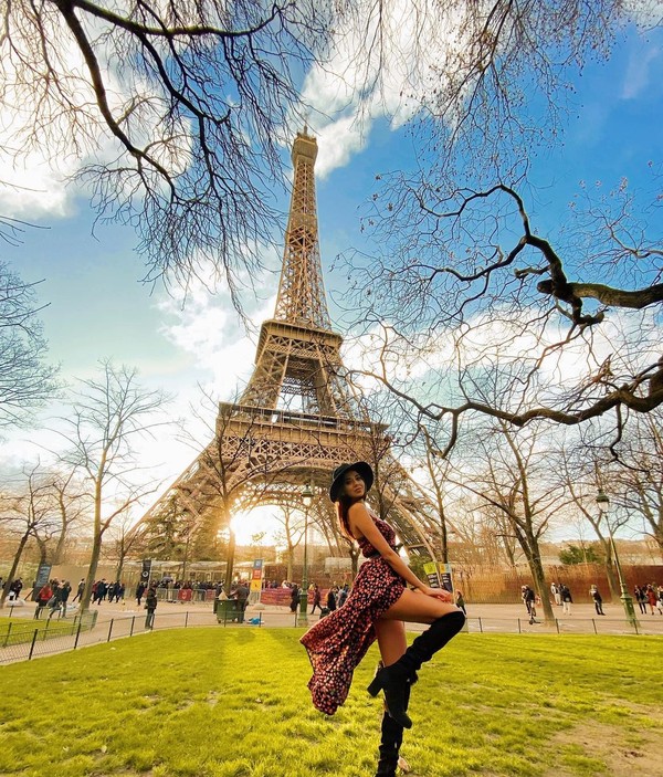 Selain di dalam Turki, Taskin juga kerap memamerkan liburannya di berbagai negara. Salah satunya saat berpose di depan Menara Eiffel, Paris, Prancis. (Instagram/Merve Taskin)