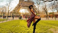 Selain di dalam Turki, Taskin juga kerap memamerkan liburannya di berbagai negara. Salah satunya saat berpose di depan Menara Eiffel, Paris, Prancis. (Instagram/Merve Taskin)