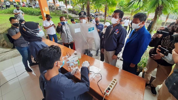 Mahasiswa KKN di Penanganan COVID-19: Menemani Bumil hingga Bilik Anosmia.