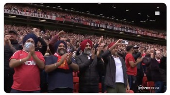 Old Trafford yang setahun ke belakang sepi karena pandemi, penuh sesak tadi malam. Foto: Istimewa