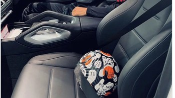 Sebagai kenang-kenangan, bola pertandingan pun dibawa pulang pria berpaspor Portugal tersebut. Foto: Istimewa