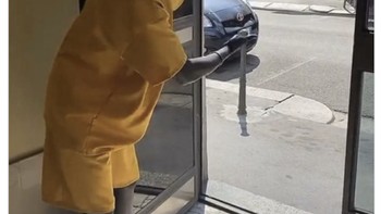 Bek Leeds United serasa diobok-obok oleh Setan Merah tadi malam. Foto: Istimewa