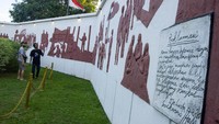 Monumen Tugu Kebulatan Tekad atau yang dikenal Tugu Proklamasi tersebut menjadi salah satu destinasi wisata sejarah yang menyajikan relief peristiwa Rengasdengklok untuk mengenang bekas lokasi markas Pembela Tanah Air (PETA) menjelang proklamasi kemerdekaan Indonesia.
