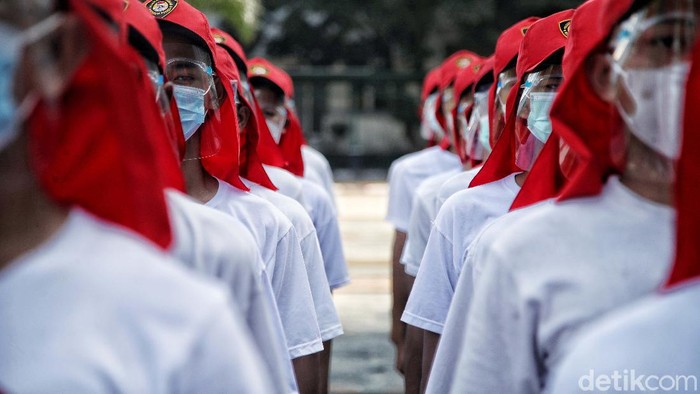 Latihan pengibaran bendera Merah Putih digelar di Kantor Wali Kota Jakarta Utara. Sesi latihan Paskibraka itu digelar dengan terapkan protokol kesehatan.