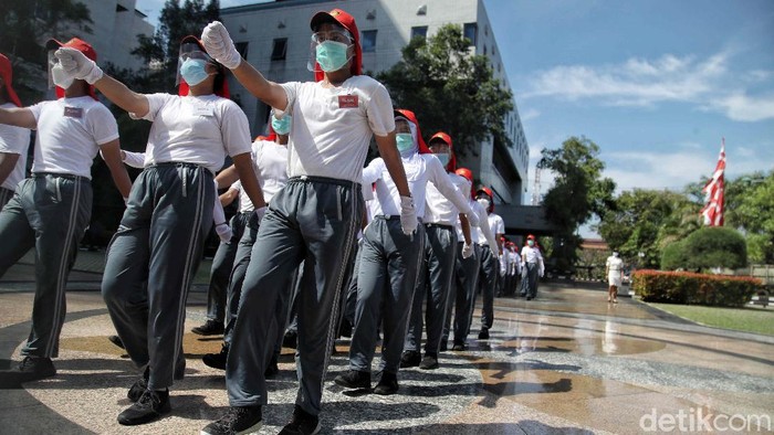 Melihat Latihan Paskibraka Jelang Hari Kemerdekaan Indonesia Latihan pengibaran bendera Merah Putih digelar di Kantor Wali Kota Jakarta Utara. Sesi latihan Paskibraka itu digelar dengan terapkan protokol kesehatan.