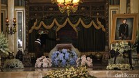 Sebelumnya Jenazah KGPAA Mangkunegara IX disemayamkan sementara di Ndalem Agung Pura Mangkunegaran, Solo, Jawa Tengah. Agung Mardika/Detikcom.