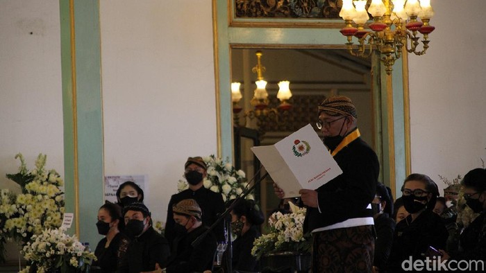 Jenazah KGPAA Mangkunegara IX tiba di Astana Giri Layu, Karanganyar. Sebelumnya jenazah KGPAA Mangkunegara IX disemayamkan di Ndalem Agung Pura Mangkunegaran.