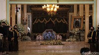 Dari Pemkot Solo, Wakil Wali Kota Solo, Teguh Prakosa juga turut menyampaikan sambutan. Selain itu, dia juga menyerahkan akta kematian mendiang KGPAA Mangkunegara IX. Agung Mardika/Detikcom. 