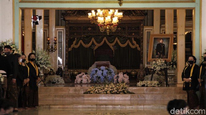 Jenazah KGPAA Mangkunegara IX tiba di Astana Giri Layu, Karanganyar. Sebelumnya jenazah KGPAA Mangkunegara IX disemayamkan di Ndalem Agung Pura Mangkunegaran.