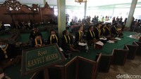 Kemudian jenazah KGPAA Mangkunegara IX mulai diangkat oleh sejumlah orang dan digotong menuju ke luar istana. Tampak senopati lampah berjalan perlahan di depan jenazah menuju mobil jenazah. Sebelum masuk ke mobil jenazah, dilakukan upacara brobosan yang diikuti keluarga Mangkunegara IX. Agung Mardika/Detikcom. 