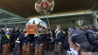 Peti jenazah kemudian dimasukkan ke dalam mobil dan diberangkatkan sekitar pukul 10.40 WIB dengan dikawal mobil polisi dan TNI.  Agung Mardika/Detikcom.