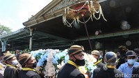 Selama prosesi pemberangkatan, jenazah diiringi gending Menyan Kober, Laler Menggeng, Renyep dan Ketawang. Agung Mardika/Detikcom.