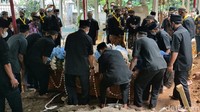 Pantauan di lokasi, Minggu (15/8/2021), iring-iringan mobil jenazah KGPAA Mangkunegara IX tiba pukul 11.30 WIB. Iring-iringan mobil jenazah dimulai oleh patwal polisi, lalu ambulans, dan mobil keluarga. Tampak sejumlah warga juga memenuhi area jalan menuju kompleks permakaman Astana Giri Layu. Astana Girilayu merupakan kompleks permakaman Pengageng Mangkunegaran dan putra-putrinya. Di makam ini, terdapat makam Mangkunegara IV, Mangkunegara V, Mangkunegara VII, dan Mangkunegara VIII. Untuk diketahui, KGPAA Mangkunegara IX wafat pada Jumat (13/8), pukul 02.50 WIB di Jakarta. Pemilik nama kecil Sudjiwo Kusumo itu wafat di usia 70 karena sakit. Andika Tarmy/Detikcom.