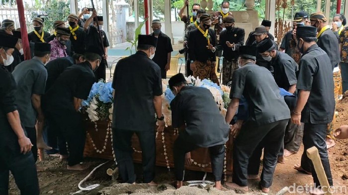 Jenazah KGPAA Mangkunegara IX tiba di Astana Giri Layu, Karanganyar. Sebelumnya jenazah KGPAA Mangkunegara IX disemayamkan di Ndalem Agung Pura Mangkunegaran.
