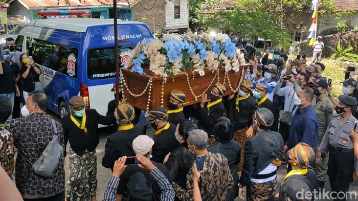Melihat Prosesi Pemakaman KGPAA Mangkunegara IX Jenazah KGPAA Mangkunegara IX tiba di Astana Giri Layu, Karanganyar. Sebelumnya jenazah KGPAA Mangkunegara IX disemayamkan di Ndalem Agung Pura Mangkunegaran.
