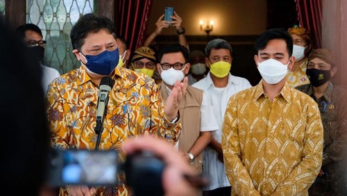 Menko Perekonomian Airlangga Hartarto saat bertemu Walkot Solo Gibran Rakabuming (Foto: Istimewa)
