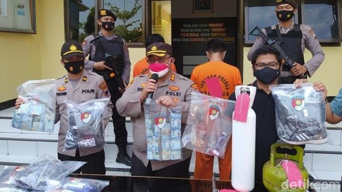 Mobil-Uang Ratusan Juta Jadi Barbuk Pembobolan ATM di Magelang Dua pria pembobol duit Rp 470 juta ATM Bank Mandiri di Kabupaten Magelang ditangkap. Sejumlah barang bukti diamankan mulai dari mobil mewah hingga uang tunai.