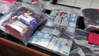 Kapolres Magelang AKBP Ronald A Purba mengatakan dari keterangan kedua tersangka duit Rp 470 juta itu dibagi rata oleh kedua pelaku, yakni RA (35) dan ARW (26). Mobil BMW seri 318i itu dibeli tersangka ARW. 
