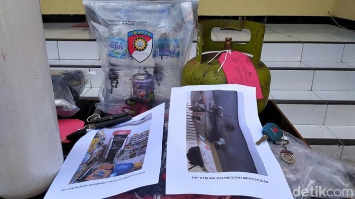 Mobil-Uang Ratusan Juta Jadi Barbuk Pembobolan ATM di Magelang Dua pria pembobol duit Rp 470 juta ATM Bank Mandiri di Kabupaten Magelang ditangkap. Sejumlah barang bukti diamankan mulai dari mobil mewah hingga uang tunai.
