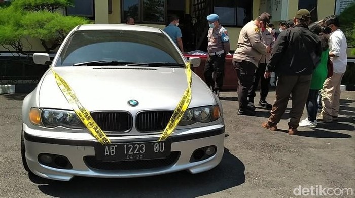 Dua pria pembobol duit Rp 470 juta ATM Bank Mandiri di Kabupaten Magelang ditangkap. Sejumlah barang bukti diamankan mulai dari mobil mewah hingga uang tunai.