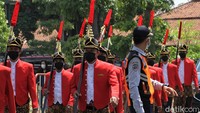Sementara  puluhan prajurit Kraton Kasunanan Surakarta, berjaga dari pintu masuk arah pendopo hingga pintu masuk parkiran kawasan Pura Mangkunegaran. 
