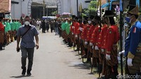 Seperti diketahui, prosesi pemakaman KGPAA Mangkunegara IX dilaksanakan hari ini, Minggu (15/8/2021). Setelah disemayamkan sementara di Pura Mangkunegaran, jenazah Pengageng Mangkunegaran Kanjeng Gusti Pangeran Adipati Arya (KGPAA) Mangkunegara IX dimakamkan di Astana Giri Layu, Matesih, Karanganyar.