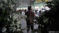 Diketahui, puluhan prajurit Pura Mangkunegaran dan prajurit Kraton Kasunanan Surakarta mengamankan persemayaman sementara Gusti Jiwo di kawasan Pura Mangkunegaran, Solo. 