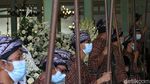 Momen Para Prajurit Kraton Menjaga Persemayaman KGPAA Mangkunegara IX