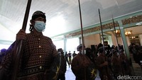 Sejumlah prajurit mengamankan area persemayaman sementara KGPAA Mangkunegara IX di kawasan Pura Mangkunegaran, Solo, Jawa Tengah, Minggu (15/8/2021). 