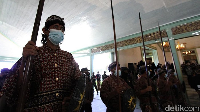 Momen Para Prajurit Kraton Menjaga Persemayaman KGPAA Mangkunegara IX Sebelum dimakamkan di Astana Giri Layu, jenazah KGPAA Mangkunegara IX disemayamkan di Pura Mangkunegaran. Sejumlah prajurit dikerahkan menjaga area persemayaman