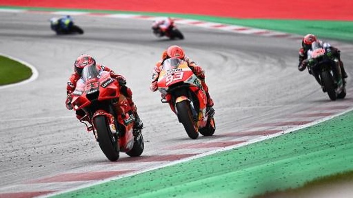 Ducati Italian rider Francesco Bagnaia (L) and Honda Spanish rider Marc Marquez (2nd L) compete during the Austrian Motorcycle Grand Prix at the Red Bull Ring race track in Spielberg, Austria on August 15, 2021. (Photo by Joe Klamar / AFP)