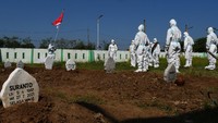 Para relawan pemakaman jenazah tersebut terdiri dari unsur Palang Merah Indonesia (PMI), Badan Penanggulangan Bencana Daerah (BPBD) dan Puskesmas.
