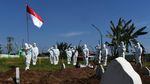 Pakai APD, Relawan COVID-19 Gelar Upacara Bendera di Madiun