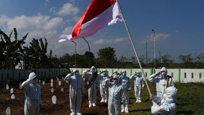 Pakai APD, Relawan COVID-19 Gelar Upacara Bendera di Madiun Relawan pemakaman jenazah protokol COVID-19 gelar upacara bendera di pemakaman Pagu Indah Kota Madiun. Upacara itu digelar dalam rangka memperingati HUT RI.