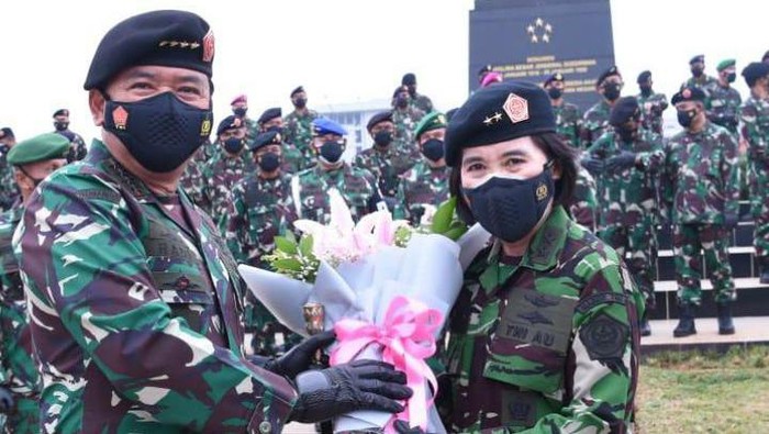Panglima TNI Marsekal Hadi Tjahjanto bersama Marsda Reki Irene Lumme (Foto: Istimewa)