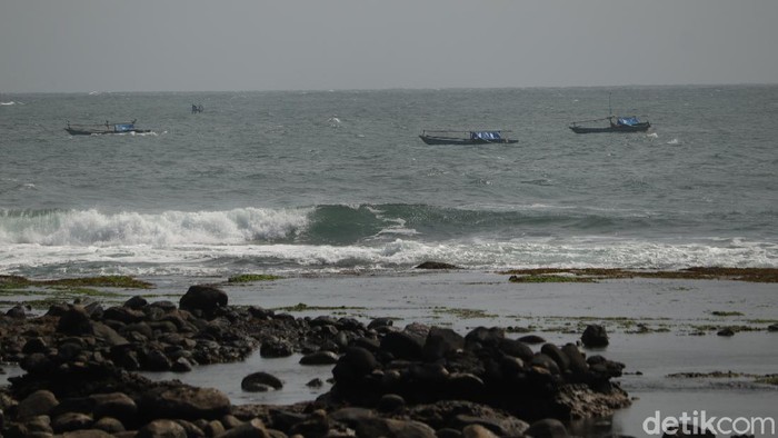 Suasana sepi Pantai Rancabuaya Garut