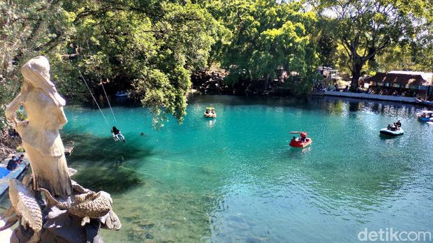 Patung perempuan di tengah keindahan Telaga Biru Cicerem Kuningan