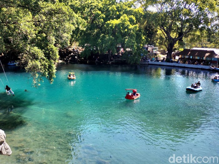 Patung perempuan di tengah keindahan Telaga Biru Cicerem Kuningan