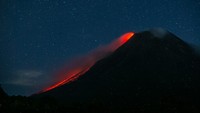 Menurut data Balai Penyelidikan dan Pengembangan Teknologi Kebencanaan Geologi (BPPTKG) periode pengamatan Minggu, 15 Agustus 2021 pukul 00.00-06.00 WIB terjadi satu kali awan panas guguran dengan jarak luncur 2.000 meter. 