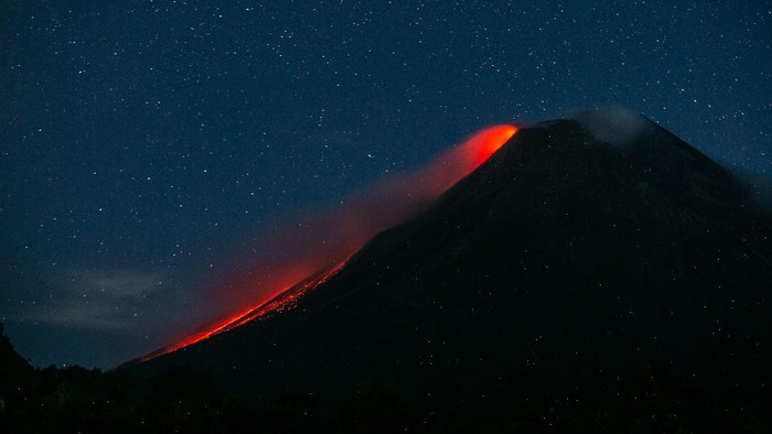 Luncuran lava pijar kembali terlihat di Gunung Merapi, Sleman. Menurut data BPPTKG, pagi ini Merapi muntahkan 10 kali guguran lava pijar ke arah barat daya.