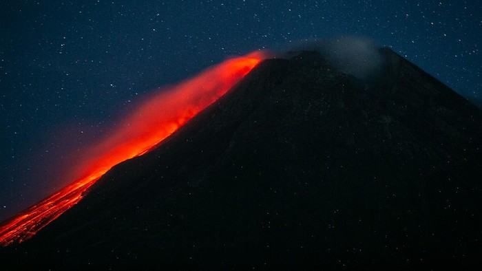 Penampakan Gunung Merapi yang Kembali Muntahkan Lava Pijar Luncuran lava pijar kembali terlihat di Gunung Merapi, Sleman. Menurut data BPPTKG, pagi ini Merapi muntahkan 10 kali guguran lava pijar ke arah barat daya.