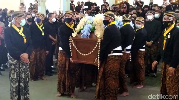 Peti jenazah KGPAA Mangkunegara IX diberangkatkan ke Astana Giri Layu