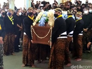 Diiringi Gending, Jenazah Mangkunegara IX Diberangkatkan ke Girilayu
