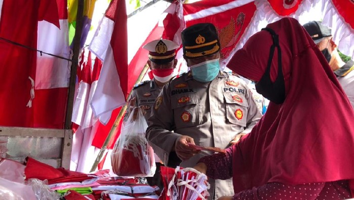 Polisi Banyuwangi Borong Dagangan dan Berikan Sembako Penjual Bendera