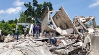 Gedung-gedung dan bangunan rumah warga tampak runtuh akibat guncangan gempa tersebut. AP Photo/Delot Jean